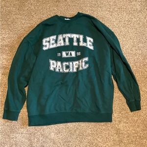 Dark green fluffy crew neck from Garage in a seize medium!